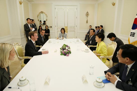 박근혜 대통령과 마크 저커버그 페이스북 CEO(맞은편)가 18일 오전 청와대에서 만나 창조 경제를 화두로 이야기를 나누고 있다. 