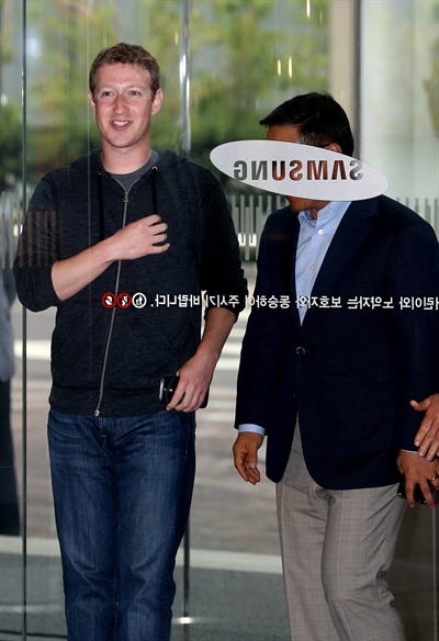 한국을 방문 중인 페이스북 창업자 겸 최고경영자(CEO) 마크 저커버그가 지난 2013년 18일 오후 서울 서초동 삼성전자 사옥을 방문해 건물로 들어가고 있다.