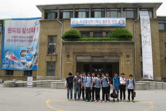 옛 충남도청사 앞에서  도청과 사람이 떠나고 건물만 남은 옛도청사에 "원도심 활성화"란 대형 현수막이 나부끼고 있다.