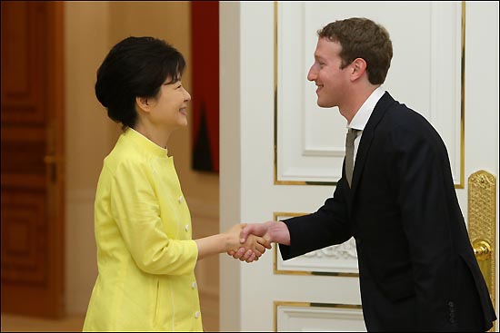 지난 6월 18일 청와대를 방문한 마크 저커버그 페이스북 CEO가 박근혜 대통령과 면담에 앞서 악수를 하며 인사를 나누고 있다. 박 대통령은 이날 청와대 에어컨 가동 중단으로 저커버그가 땀을 흘리자 "지금 너무 더우시죠"라는 말을 건네기도 했다. 