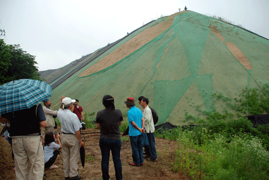 충남 부여군 금암리 마을 한복판에 산처럼 쌓여있는 준설토 적치장.