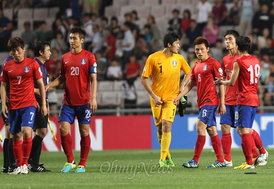 0-1패배에 아쉬워하는 축구대표팀 한국 축구대표팀 선수들이 18일 저녁 울산 문수월드컵경기장에서 열린 '2014 브라질월드컵 아시아지역 최종예선' 이란과의 경기에서 0대 1로 패하자, 아쉬운 표정으로 그라운드를 나서고 있다.