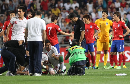 0대1 패배에 아쉬워하는 축구대표팀 한국 축구대표팀 선수들이 18일 저녁 울산 문수월드컵경기장에서 열린 '2014 브라질월드컵 아시아지역 최종예선' 이란과의 경기에서 0대 1로 패한 뒤 아쉬운 표정을 짓고 있다.