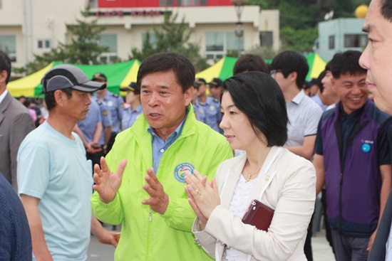 여수스킨스쿠버연합회 이민식회장이 여수시의회 김유화 의원과 대화를 나누고 있다. 
