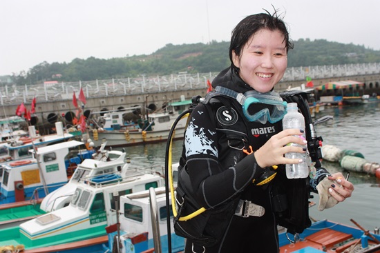 누리스쿠버 김영주(27세)씨는 바닷속에 대해 묻자 “한치앞이 안보였다. 해외에서 라이센스를 따서 국내 다이빙을 안했는데 생각보다 바다가 깨끗하다”고 전했다. 
