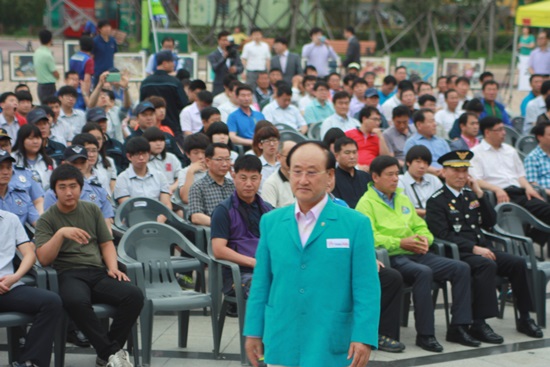 ‘2013 바다살리기 여수 발대식 및 실천대회’에 김충석 시장이 축사를 하기위해 나서고 있다.