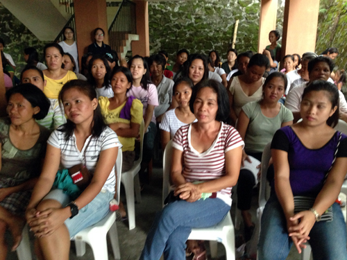 필리핀 강제철거 이주민지역 타워빌의 40명 빈곤여성들이 새로운 희망을 키우기 위해 개소식에 참석했다. 