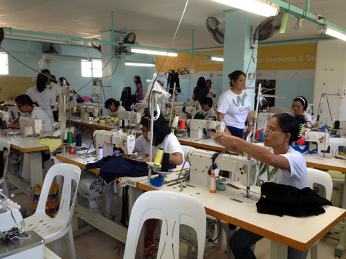 사회적기업 캠프봉제센터에서는 현재 70여명의 빈곤여성들이 희망을 키우고 있다.