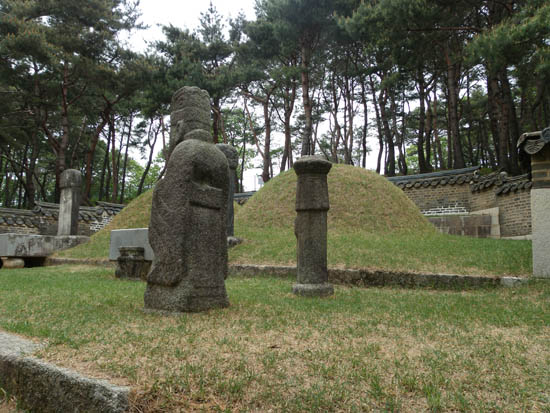  광해군 부부의 무덤. 경기도 남양주시 진건면 소재. 
