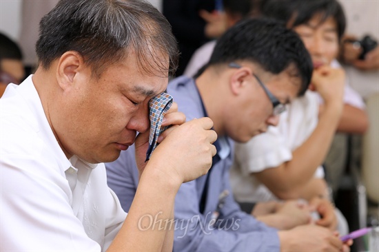 가습기 살균제 피해자들이 19일 국회 환노위에서 가습기 살균제 피해 구제법 처리를 앞두고 야당 의원들과 간담회 도중 눈물을 훔치고 있다.
