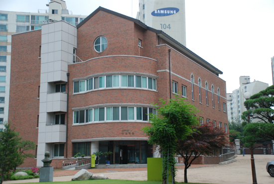 김근태기념 치유센터는 서울 성북구 정릉동 성가소비녀회 수도원 내 성재덕관에서 6월 25일 개소식을 연다.