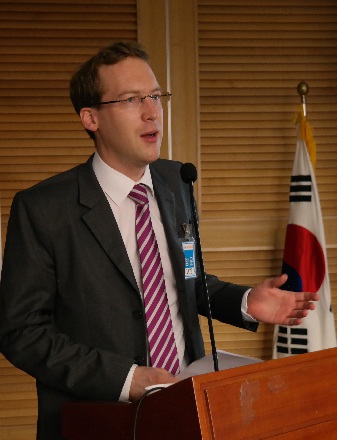 독일 프리드리히 에버트 재단 한국사무소의 크리스토프 폴만 소장이 '정당혁신'을 주제로 발제를 하고 있다.