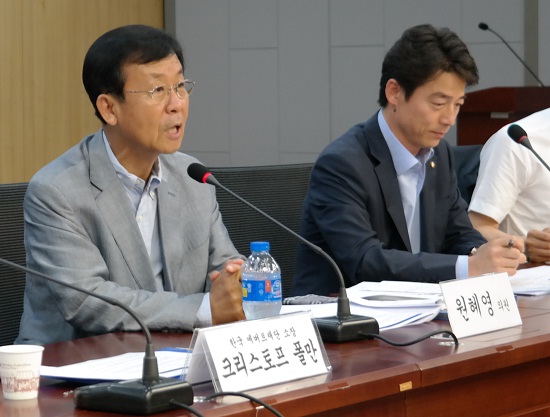 '정당혁신'을 주제로 한 혁신과 정의의 나라 4차 포럼에서 원혜영 의원이 사회를 보고 있다.