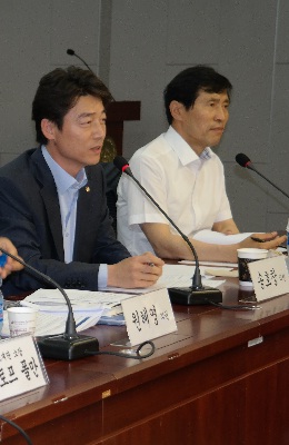 '정당혁신'을 주제로 한 혁신과 정의의 나라 4차 포럼에서 송호창 의원이 지정토론을 진행하고 있다.