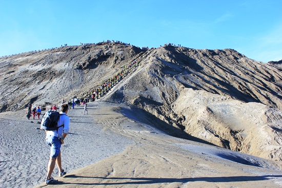 해발고도 2천미터가 넘는 브로모 화산이지만 계단이 설치되어 있어, 오르기 어렵지 않다.