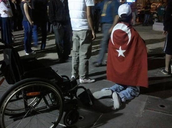 http://occupygezipics.tumblr.com에 올라온 터키 '두란 아담' 침묵 시위 사진. 