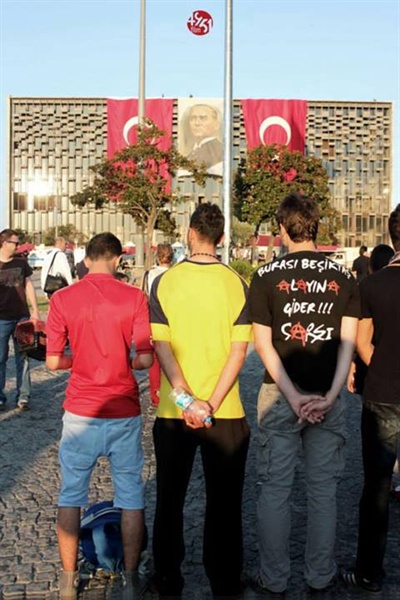 두란 아담(Duran Adam) 페이스북 페이지에 올라온 터키 침묵 시위 사진. 