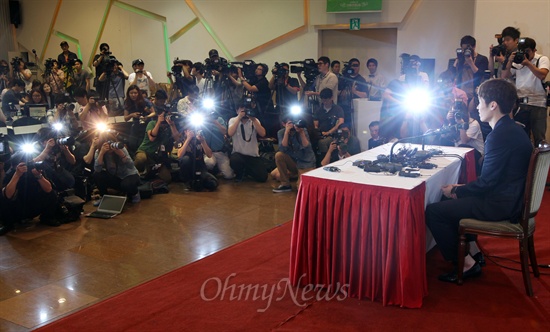 축구 선수 박지성이 지난해 6월 20일 수원 월드컵경기장 컨벤션웨딩홀에서 기자회견을 열고 김민지 SBS 아나운서와의 열애설에 대한 공식 입장을 밝히자 수많은 취재기자들이 열띤 취재를 벌이고 있다.