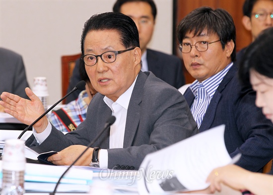 박지원 민주당 의원이 20일 국회 법제사법위원회 전체회의에서 황교안 법무부장관에게 질의하고 있다.
