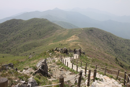 중봉에서 바라본 동엽령 방향