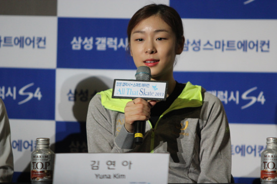  김연아가 올댓스케이트 2013 아이스쇼 기자회견에 참석해 소감을 얘기하고 있다. 