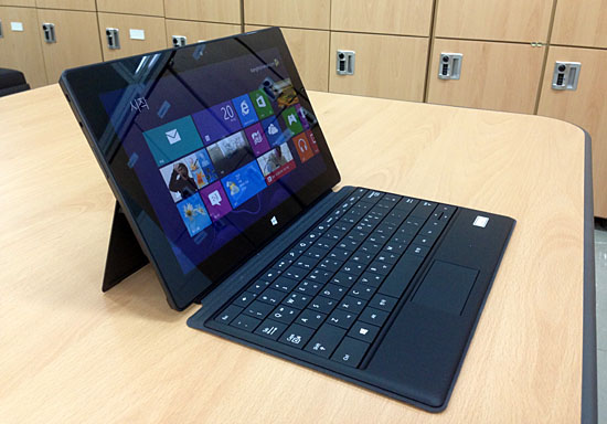 마이크로소프트 첫 태블릿인 서피스RT. 외형은 노트북과 비슷하다.