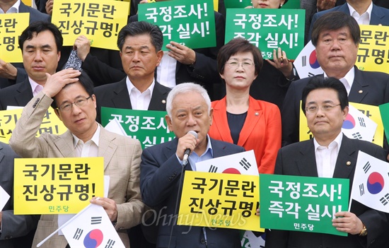  민주당 김한길 대표가 21일 국회 본청 앞에서 열린 국정원 국기문란 사건 국정조사 실시 촉구대회에서 규탄발언을 하고 있다.