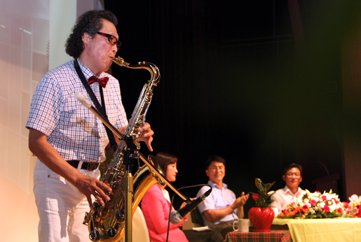 한상필 전 동구통장협의회 회장이 무대에 올라 색소폰을 연주하고 있다. 한씨는 ‘송림아뜨렛길’에서 매주 토요일 재능 기부로 문화공연을 선보인다.