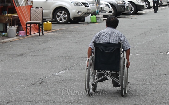 21일 오후 동구 초량동 장애인종합회관 앞을 휠체어를 탄 장애인이 지나고 있다.
