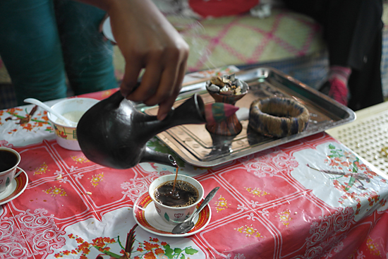 에티오피아 길거리다방 커피. 한 잔에 2~3비르다. 하루 수입이 얼마 되지 않는 에티오피아인들에게 커피 한 잔은 사치에 가깝다.