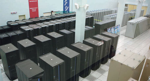 현재 슈퍼컴퓨터 4호기로 IBM(왼쪽 검정색)과 SUN(오른쪽 흰색)의 두 개 회사 컴퓨터가 가동 중에 있다. 
