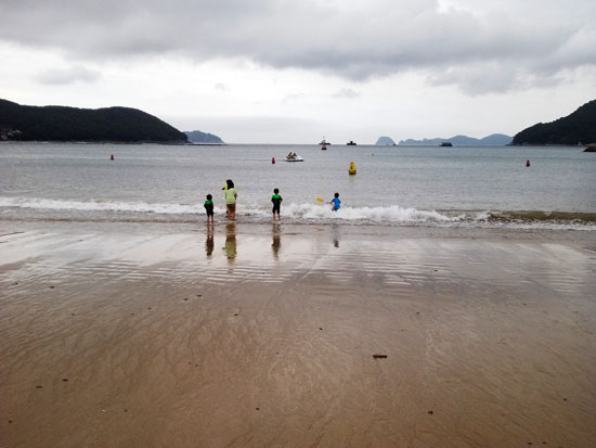지난 6월 21일 경남도내에서 처음으로 개장한 '와현모래숲해변' 해수욕장. 이른 여름이지만 아이들이 물놀이에 흠뻑 빠져 있다.
