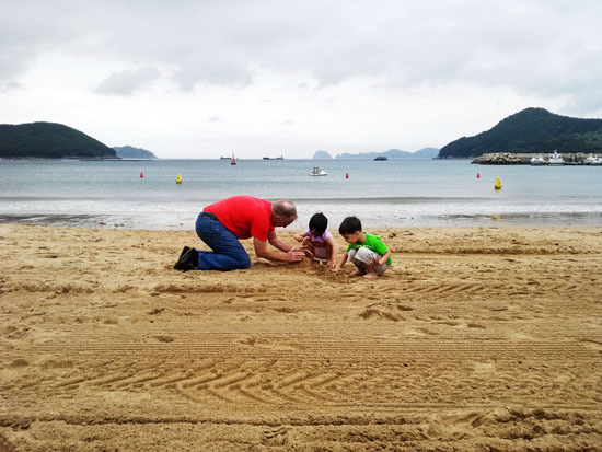 한 외국인 할아버지가 아이들과 함께 모래성을 쌓고 있다. 아마 모래성 높이만큼이나 행복도 쌓여 가리라.
