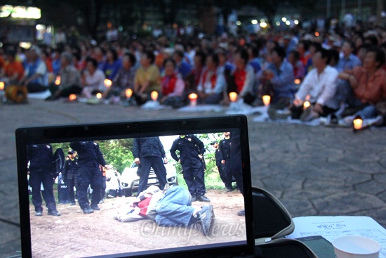'밀양765KV송전탑 백지화 108회 촛불문화제'가 22일 저녁 밀양역 광장에서 "할매가 간다"는 제목으로 열렸다. 할머니들이 공사를 막기 위해 투쟁했던 모습을 담은 동영상을 상영하는 모습.