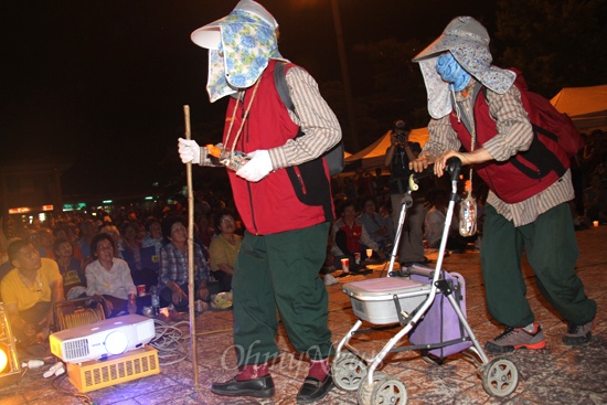 '밀양765KV송전탑 백지화 108회 촛불문화제'가 22일 저녁 밀양역 광장에서 "할매가 간다"는 제목으로 열렸다. 사진은 패션쇼.
