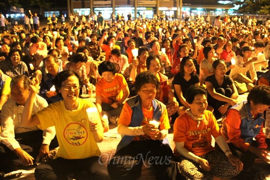 '밀양765KV송전탑 백지화 108회 촛불문화제'가 22일 저녁 밀양역 광장에서 "할매가 간다"는 제목으로 열렸다.