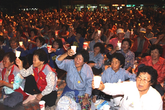'밀양765KV송전탑 백지화 108회 촛불문화제'가 22일 저녁 밀양역 광장에서 "할매가 간다"는 제목으로 열렸다.