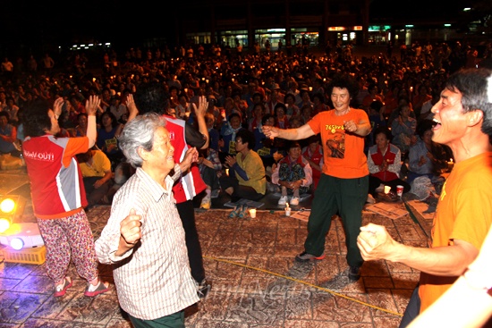 '밀양765KV송전탑 백지화 108회 촛불문화제'가 22일 저녁 밀양역 광장에서 "할매가 간다"는 제목으로 열렸다. 