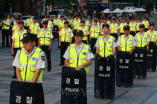 청계광장 원천봉쇄 지난해 6월 '국정원 선거개입 규탄 촛불문화제'가 열린 서울 청계광장에 경찰이 대거 배치돼 있다. 