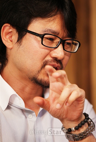  영화<은밀하게 위대하게>의 장철수 감독이 17일 오후 서울 삼청동의 한 카페에서 오마이스타와 인터뷰를 하며 작품에 대해 이야기하고 있다.