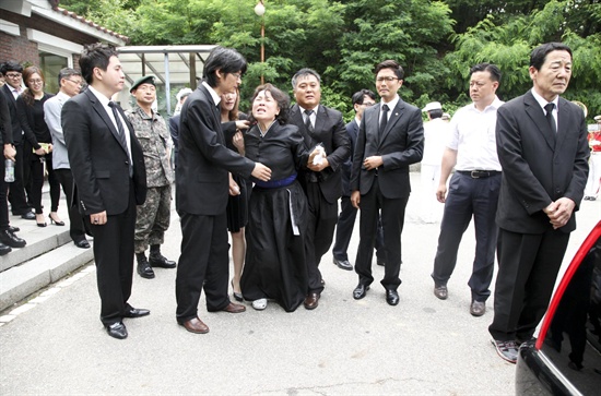  지난 21일 고 신성민 상병 장례식. 유족들이 오열하고 있다.