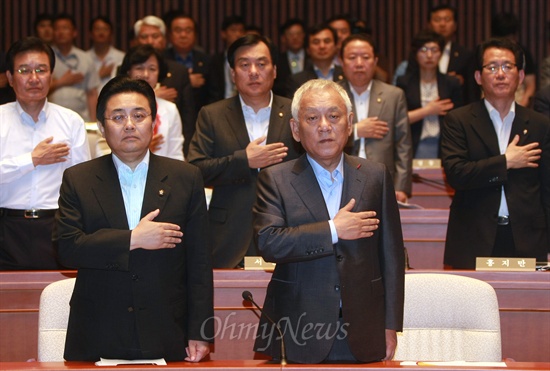  25일 오전 국회 예결위회의장에서 열린 민주당 긴급의원총회에서 김한길 대표, 전병헌 원내대표를 비롯한 의원들이 국기에 대한 경례를 하고 있다.