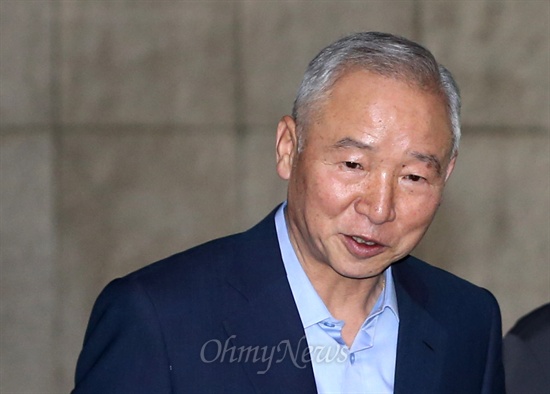 남재준 국가정보원장이 6월 25일 서울 여의도 국회의사당에 도착해 정보위원회 회의장으로 이동하고 있다. 