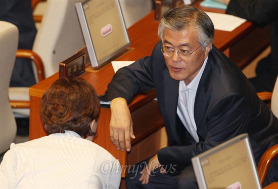 여야가 6월 임시국회에서 국정원 국정조사를 실시하기로 합의한 가운데, 지난 25일 오후 서울 여의도 국회 본회의에서 민주당 문재인 의원이 김현미 의원과 이야기를 나누고 있다.
