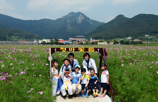 지난 6월 24일 거제도 둔덕골 '청마꽃들'에서 만난, 거제 혜종태권도예절관 원생들과 선생님.