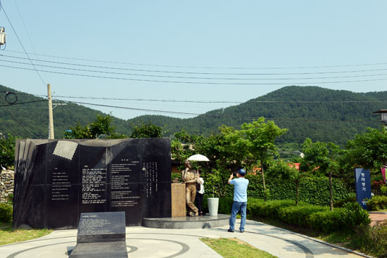 거제도 둔덕면 방하마을에 위치한 청마기념관 앞에는 청마의 동상이 서 있으며, 뒤로는 청마생가가 자리하고 있다.