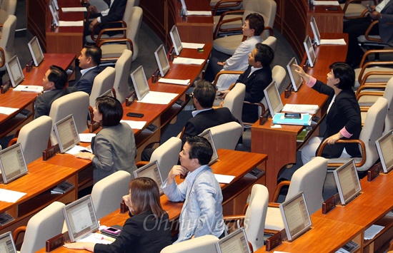 남북정상회담 회담록 공개 놓고 여야 공방  김진태 새누리당 의원이 25일 오후 서울 여의도 국회 본회의에서 지난 2007년 남북정상회담 당시 고 노무현 전 대통령의 서해북방한계선(NLL) 발언을 거론하며 "북한의 독재자에게 우리 영토와 자존심을 송두리째 갖다 바치는 일"이라고 비판하자, 민주당 의원들이 "말 같은 소리를 해야지", "국기문란이다" 등 야유를 보내고 있다.
