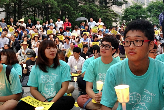 25일 오후 서울 청계광장 인근에서 '국정원 규탄 민주주의 수호 촛불문화제'가 5일째 진행되고 있다. 