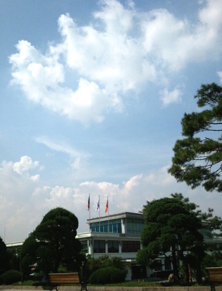 서울의 하늘이 맑은 가운데 구름이 지나고 있다.