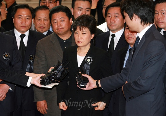 박근혜 대통령이 지난 2009년 5월 25일 서울 종로구 신문로 역사박물관에 마련된 고 노무현 대통령 국민장 분향소를 찾아 조문하고 있다.